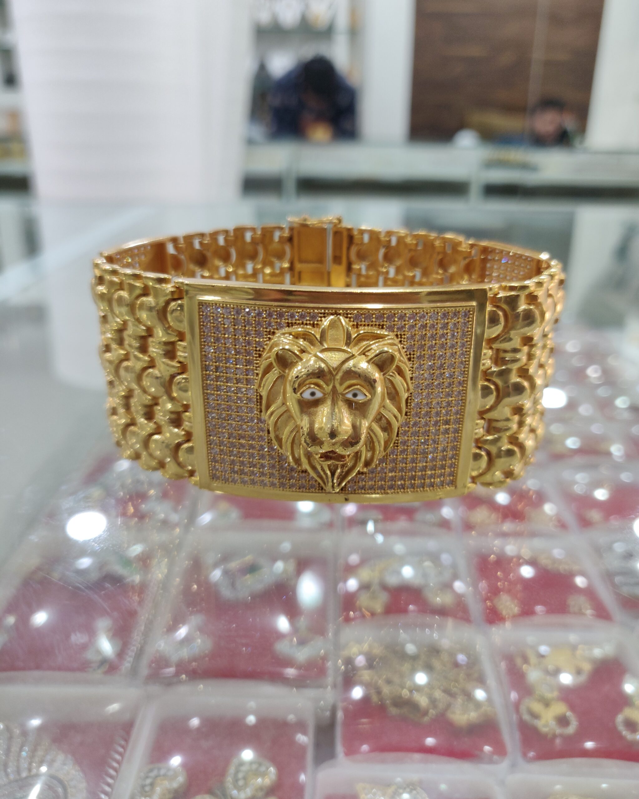 Buy quality 22KT Gold Antique Lions Bracelet in Ahmedabad